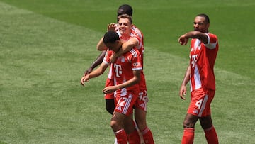 Jamal Musiala celebra un gol con Josip Stanisic, Dayot Upamecano y Jonathan Tah.