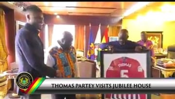 Thomas regaló una camiseta del Atlético al presidente de Ghana