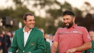 El campeón de 2022, Scottie Scheffler, sonríe junto a Rahm. Como manda la tradición el ganador del año anterior es quien entrega la chaqueta verde al ganador de la vigente edición.