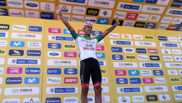 Sebasti&aacute;n Molano celebrando su triunfo de la etapa 2 del Tour Colombia 2020.