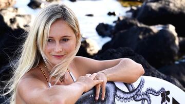 Annie Reickert con su tabla de surf