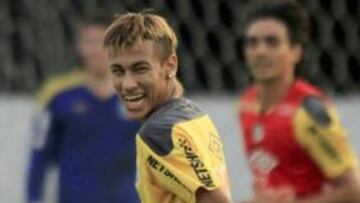 <b>CONFIADO. </b>Neymar estuvo muy sonriente en el entrenamiento de ayer del Santos.