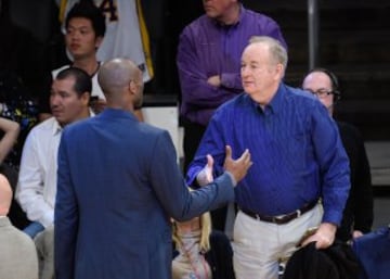 Bill O'Reilly y Kobe Bryant se saludan en Staples Center.