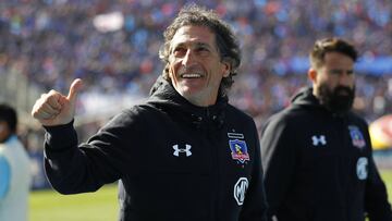 El entrenador de Colo Colo Mario Salas celebra tras un triunfo albo.