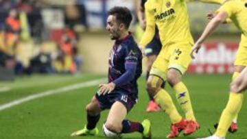 Manu Trigueros pugna un balón con Carlos Calvo.