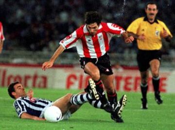Fichó por el Athletic para la temporada 98/99. En la imagen, en un partido contra la Real Sociedad en esa misma temporada.