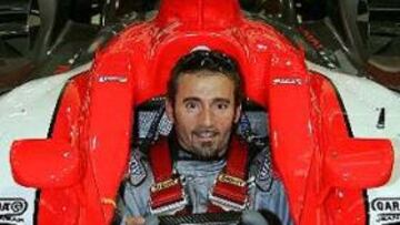 <B>CAMBIO POR UN DÍA.</B> El italiano, en el interior del monoplaza de Toyota.