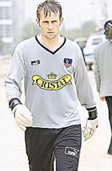 En 2003, ficha en Colo Colo donde permanece solo un semestre. Se marcha tras perder la final del Apertura de aquel año ante Cobreloa.