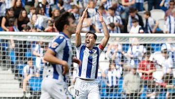 SAN SEBASTIÁN, 29/03/2025.- El centrocampista de la Real Sociedad Mikel Oyarzabal celebra tras marcar el primer gol del partido de LaLiga entre la Real Sociedad y el Real Valladolid, este sábado, en el estadio Anoeta en San Sebastián. EFE/ Juan Herrero