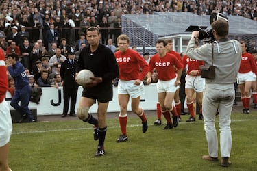 De 1958 a 1990, la URSS participó en 7 citas mundialistas, consiguiendo su mejor resultado, un cuarto puesto, en Inglaterra 1966 tras perder el partido por el tercer puesto contra la Portugal de Eusebio. Un hecho curioso es que la Unión Soviética no participó en el Mundial de 1974 tras negarse a viajar a Chile a jugar la vuelta del repechaje para la clasificación mundialista debido al reciente Golpe de Estado de Augusto Pinochet en el país sudamericano. Esta situación, junto a no clasificar al Mundial de 1978 hizo que Oleg Blokhin, una de las mayores leyendas del fútbol soviético, no disputase una Copa del Mundo hasta sus 30 años, en el Mundial de España 82. Tras la desintegración de la Unión Soviética, Rusia tomó el relevo de la selección de la Unión, mientras que los otros 14 países resultantes de la división de la URSS crearon sus propias federaciones.