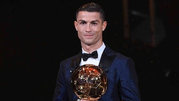 Uno de los cinco Balones de Oro que ganó el portugués fue vendido en una subasta a cambio de una multimillonaria suma.