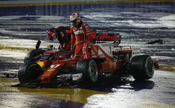 Verstappen toca a Raikkonen y 谷ste se lleva por delante a Vettel que sigue a duras penas. La inercia del Ferrari del finland谷s hace un recto en la primera curva y se atropella al Mclaren de Alonso que se puso 3? en la salida.