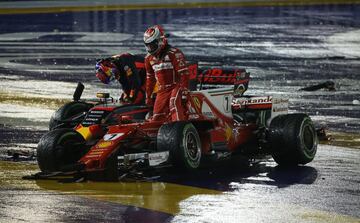 Verstappen toca a Raikkonen y éste se lleva por delante a Vettel que sigue a duras penas. La inercia del Ferrari del finlandés hace un recto en la primera curva y se atropella al Mclaren de Alonso que se puso 3º en la salida.