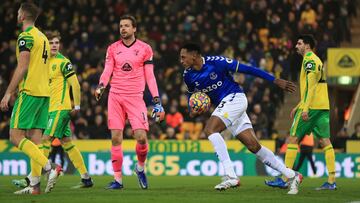 Yerry Mina regresa tras su lesi&oacute;n en derrota de Everton ante Norwich City.