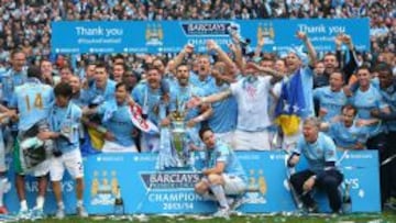 CAMPEONES. La plantilla del Manchester City celebró en el césped el cuarto título liguero de su historia, segundo en las últimas tres temporadas.