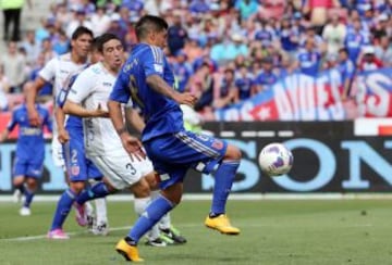 Patricio Rubio anota el primer gol del duelo entre Universidad de Chile y Barnechea.