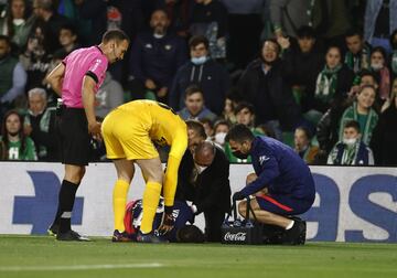 Sime Vrsaljko es atendido por el cuerpo médico del Atlético de Madrid. El jugador croata no se recuperó y fue sustituido.