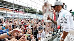 Lewis Hamilton atiende a sus fans en el GP Gran Bretaña 2016.
