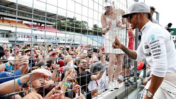 Lewis Hamilton atiende a sus fans en el GP Gran Bretaña 2016.