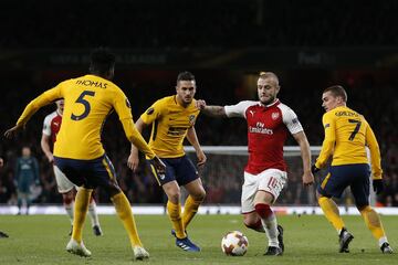 Jack Wilshere entre Thomas Saúl Ñíguez y Griezmann.