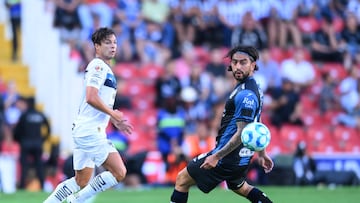Oliver Torres (L) of Monterrey fights of the ball with Francisco Venegas (R) of Queretaro during the 8th round match between Queretaro and Monterrey as part of the Liga BBVA MX, Torneo Apertura 2025 at La Corregidora Stadium, on September 14, 2025 in Santiago de Queretaro, Mexico.