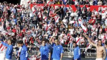 Los jugadores del Rayo festejan con la afici&oacute;n vallecana la victoria frente al Betis.
 