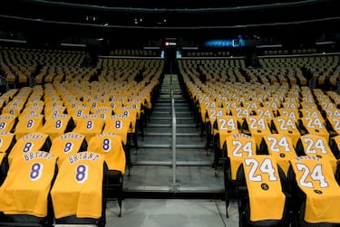 Los Lakers jugaron su primer partido tras la muerte de Kobe Bryant y quisieron que fuera un gran homenaje a la leyenda angelina, que falleció junto a su hija y otras siete personas en una accidente de helicóptero. En cada asiento del pabellón había una camiseta con uno de los dos dorsales que lució Bryant: el 8 y el 24.