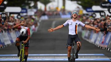 El ciclista alemán Emil Herzog celebra su victoria ante António Morgado en el esprint en la prueba de fondo junior masculina de los Mundiales de Ciclismo en Carretera de Wollongong (Australia).