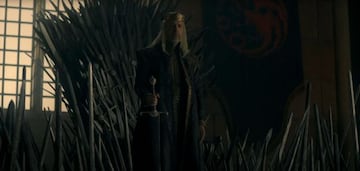 El rey Viserys se alza sobre el Trono de Hierro, con todo espadas alrededor.