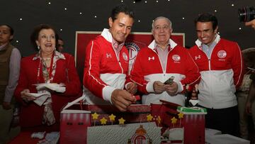 El Presidente de la República Mexicana partió un pastel réplica del estadio del Toluca y festejó con mariachis.