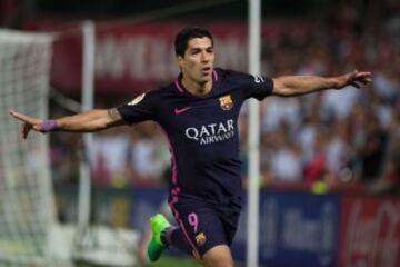 Luis Suárez makes itl 0-1 with a wonderful chip. Min.45