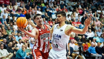 El base del Girona Guillem Ferrando lucha con el montenegrino Marko Todorovic, de UCAM Murcia, durante el partido de la Liga Endesa entre el Basquet Girona y UCAM Murcia, este sábado en el pabellón de Fontajau.