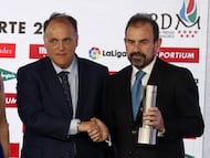 Premio Equipo Revelación al Getafe CF por su retorno a LaLiga Santander. Ángel Torres presidente del cub azulón y Javier Tebas presidente de LaLiga.