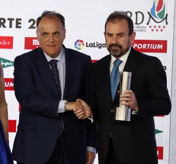 Premio Equipo Revelación al Getafe CF por su retorno a LaLiga Santander. Ángel Torres presidente del cub azulón y Javier Tebas presidente de LaLiga.