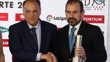 Premio Equipo Revelación al Getafe CF por su retorno a LaLiga Santander. Ángel Torres presidente del cub azulón y Javier Tebas presidente de LaLiga.