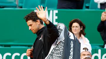 El tenista austriaco Dominic Thiem abandona la pista tras su derrota ante Holger Rune en el Masters 1.000 de Montecarlo.