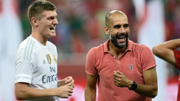 Kroos y Guardiola se ríen juntos.