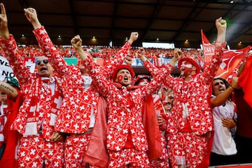 Los aficionados de Suiza durante el partido entre Escocia y Suiza.