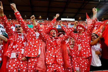 Los aficionados de Suiza durante el partido entre Escocia y Suiza.