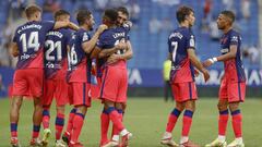 Los jugadores del Atl&eacute;tico se abrazan tras el gol de Lemar. 