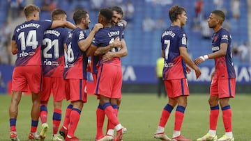 Los jugadores del Atlético se abrazan tras el gol de Lemar.