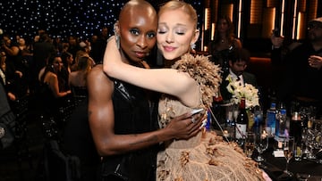 Cynthia Erivo y Ariana Grande abrazadas