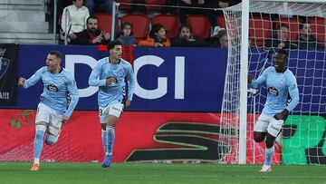 Ferran Jutglá celebra su segundo tanto en el partido entre Osasuna y Celta junto a Jones El-Abdellaoui y Joseph Aidoo.