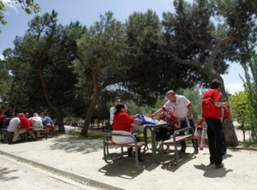 Mucha fiesta y alegría en las instalaciones de la Pradera de San Isidro donde se concentró la afición del Sevilla.