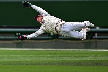 El portero de los Bulls, Jimmy Peirson, hace una espectacular parada en plancha durante un partido de la Sheffield Shield entre los Tasmania Tigers y los Queensland Bulls, disputado en el Ninja Stadium en Hobart. La Sheffield Shield es la competición nacional de críquet de Australia, donde participan equipos que representan a los seis estados australianos.