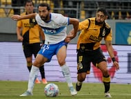 Futbol, Universidad Catolica vs Coquimbo Unido.
Final Supercopa 2026.
El jugador de Universidad Catolica Cristian Cuevas, izquierda, disputa el balon con Guido Vadala de Coquimbo Unido durante la final de la Supercopa realizada en el estadio Sausalito de Vina del Mar, Chile.
25/01/2026
Andres Pina/Photosport
Football, Universidad Catolica vs Coquimbo Unido.
2025 Supercopa Championship semifinal.
Universidad Catolica’s player Cristian Cuevas, left, vies for the ball against Guido Vadala of Coquimbo Unido during the Supercopa Championship final match at the Sausalito stadium in Vina del Mar, Chile.
25/01/2026
Andres Pina/Photosport