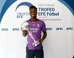 Vinicius receives award won by Ronaldo, Carlos, Ronaldinho and Casemiro