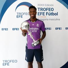 Vinicius receives award won by Ronaldo, Carlos, Ronaldinho and Casemiro