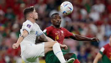LUSAIL, QATAR - NOVEMBER 28: (L-R) Fede Valverde of Uruguay, William Carvalho of Portugal during the World Cup match between Portugal v Uruguay at the Lusail Stadium on November 28, 2022 in Lusail Qatar (Photo by Eric Verhoeven/Soccrates/Getty Images)