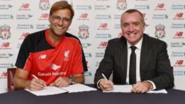 Klopp firma su contrato con los colores del Liverpool.